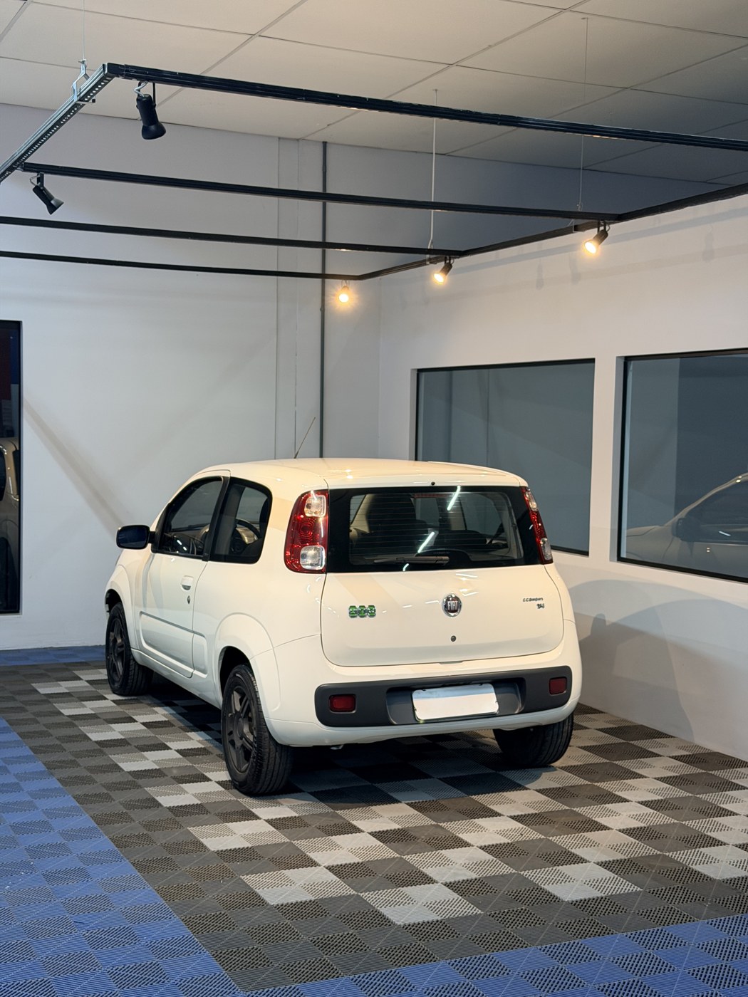 Fiat Uno branco com traseira recuperada e pintada